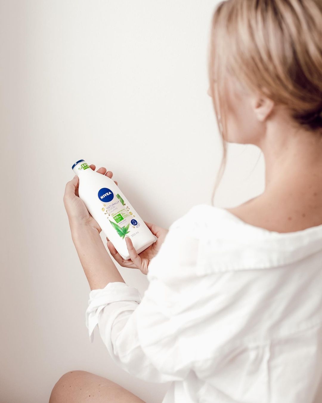 夏天香水持久秘訣：塗上身體乳或凡士林