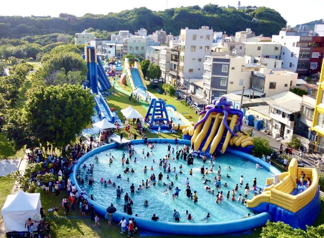 6天都有大型的氣墊水樂園共六座