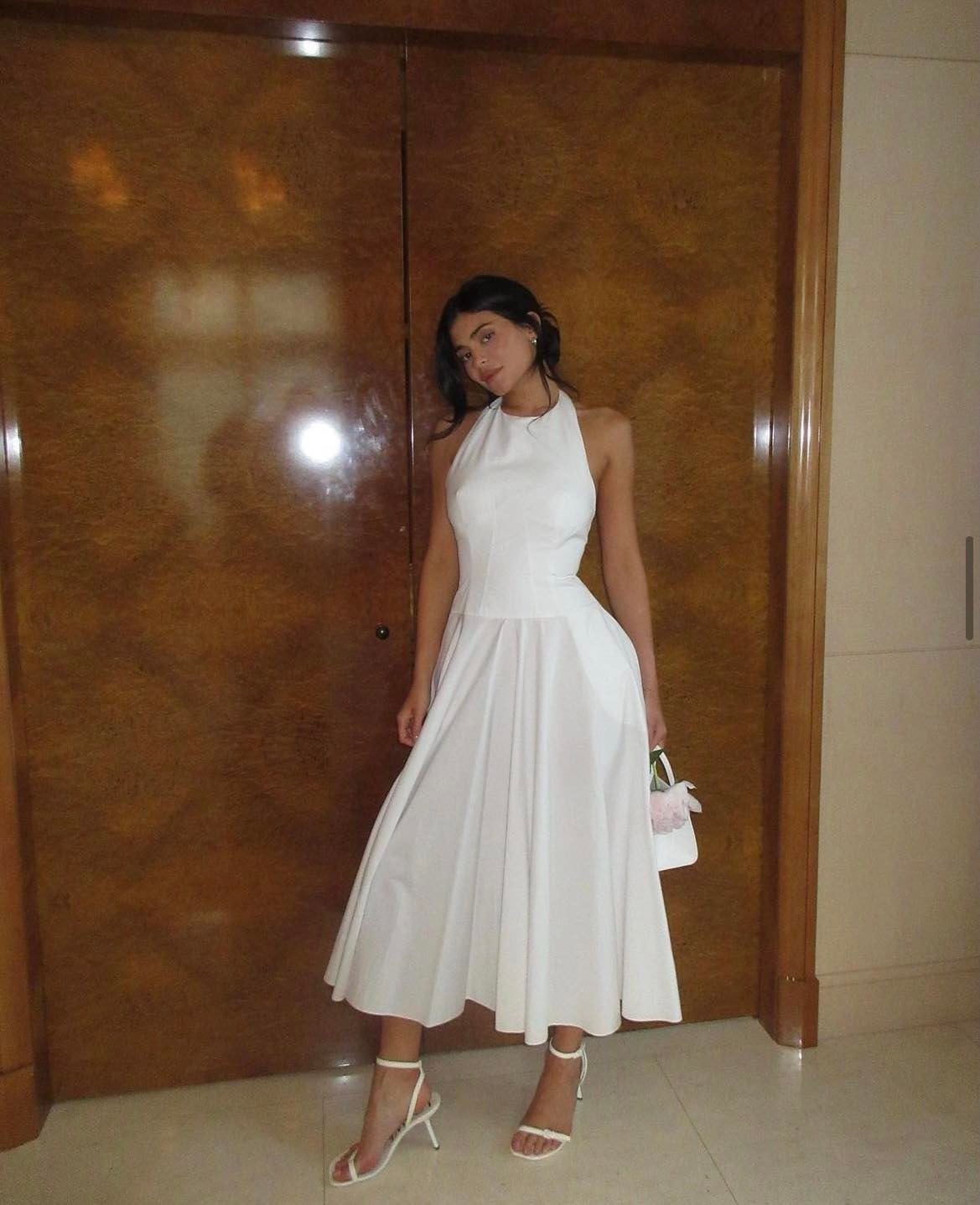 Kylie Jenner 身穿 Alaïa 的白色掛脖洋裝