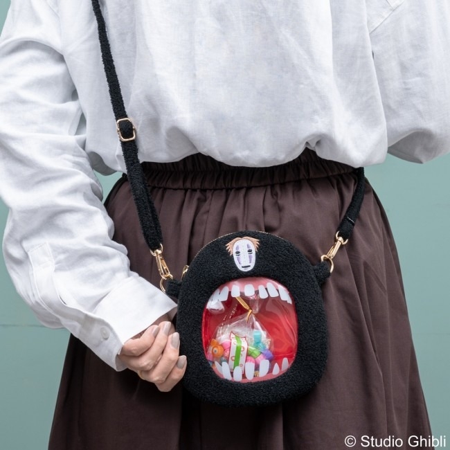 在無臉男的嘴裡放糖果就超可愛