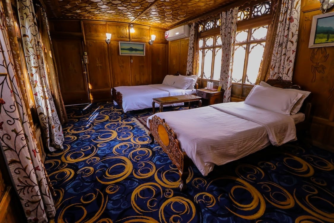 許多旅館都使用深色地毯,清房時用吸塵器打掃
