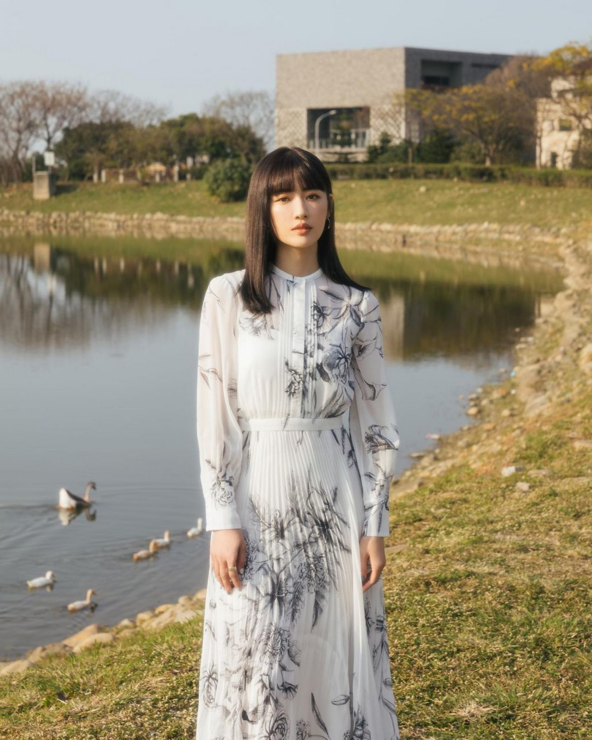 梁以辰穿搭Club Monaco洋裝