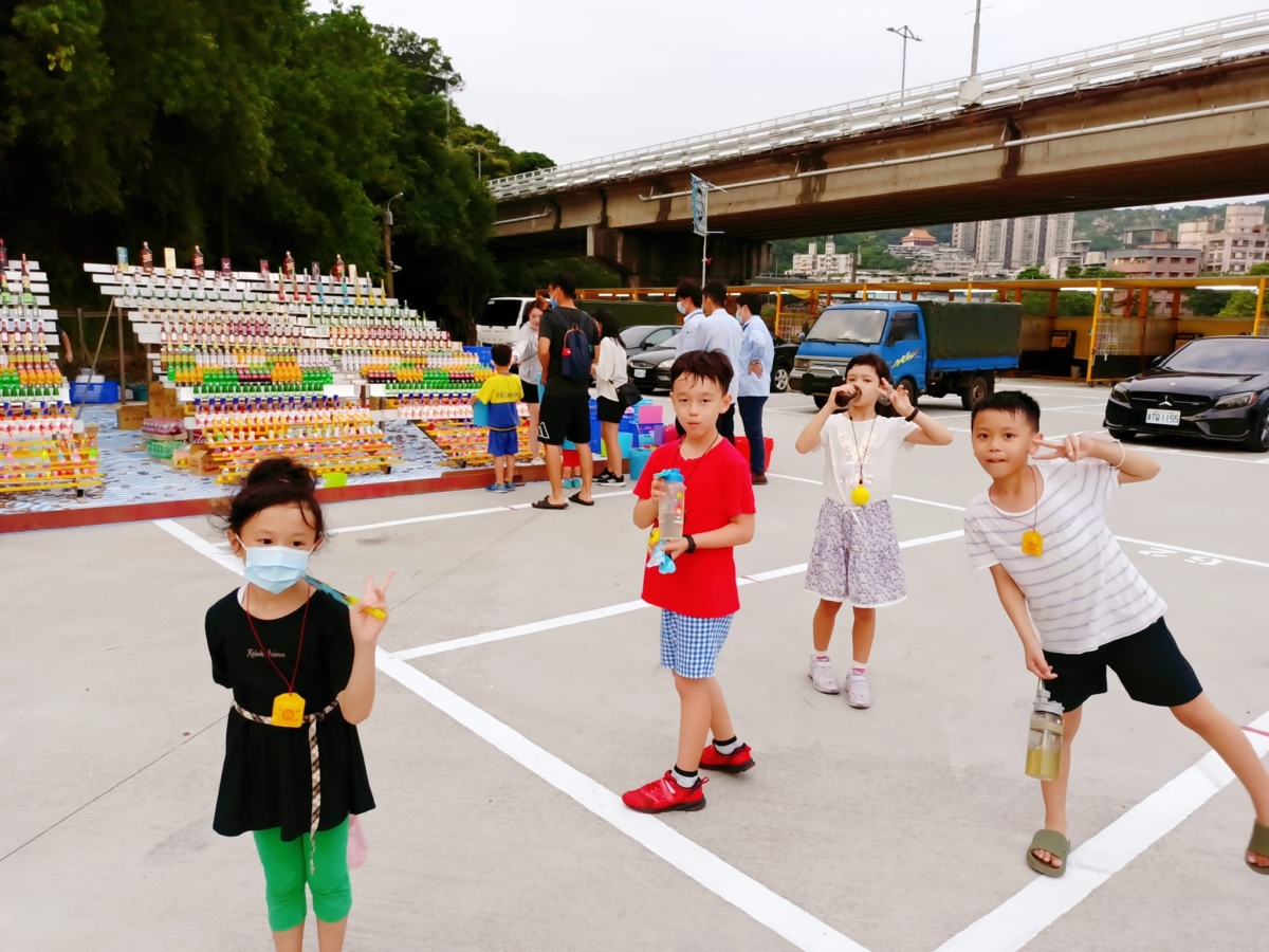 有射氣球、套圈圈等夜市經典遊戲,讓大家吃飽喝足後還能消耗一點熱量!