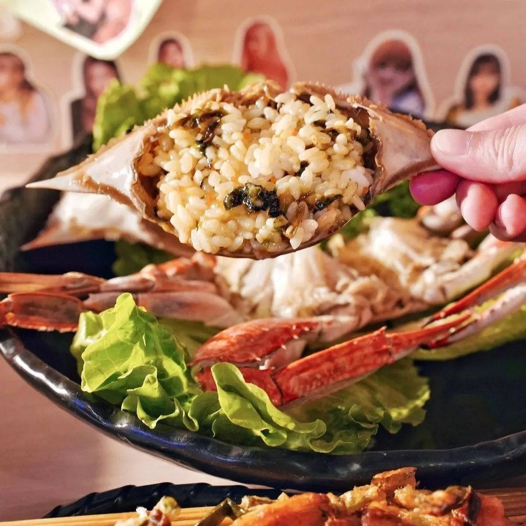 不過最罪惡的吃飯莫過於藉由醬蟹當個白飯小偷，這樣吃才過癮啊！