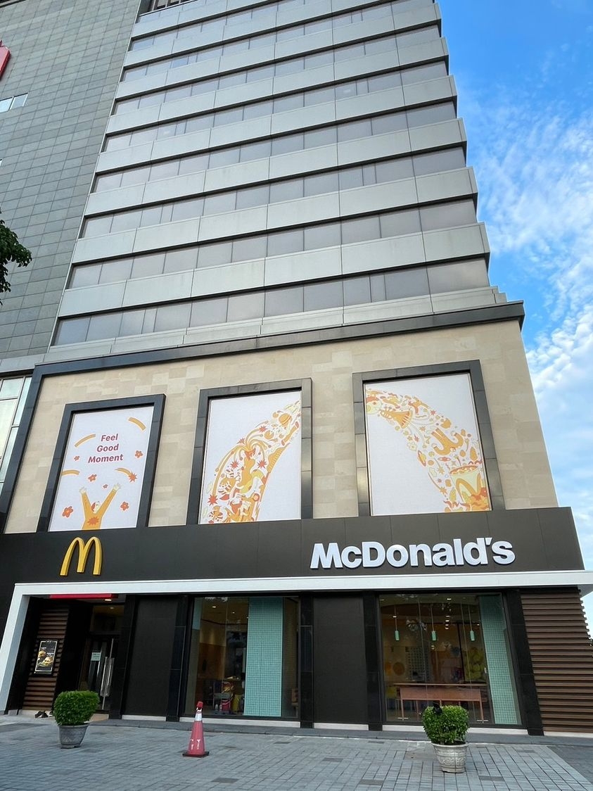 麥當勞隔壁就是金湖飯店,相當便利。