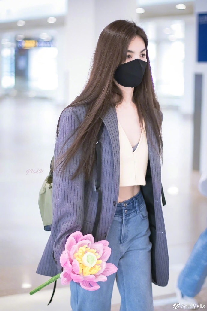 Ella腹肌再次引發關注。