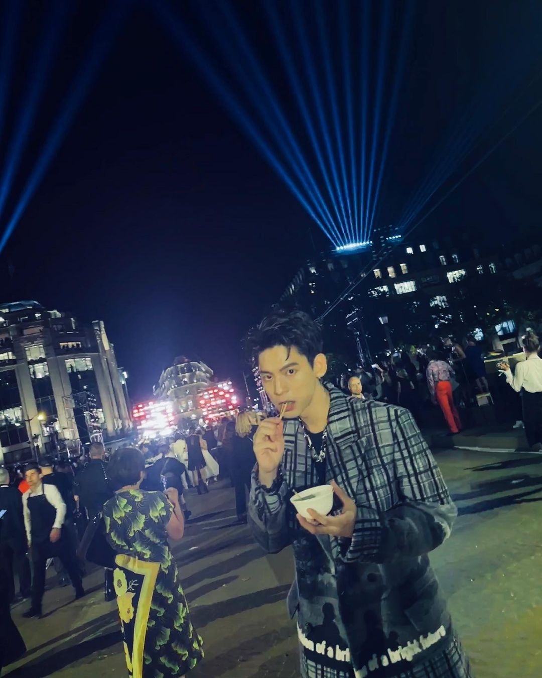 林柏宏在LV 2024春夏男裝秀上覓食。