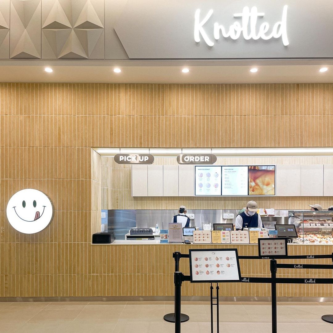 Knotted甜甜圈在韓國的店鋪簡約明亮。