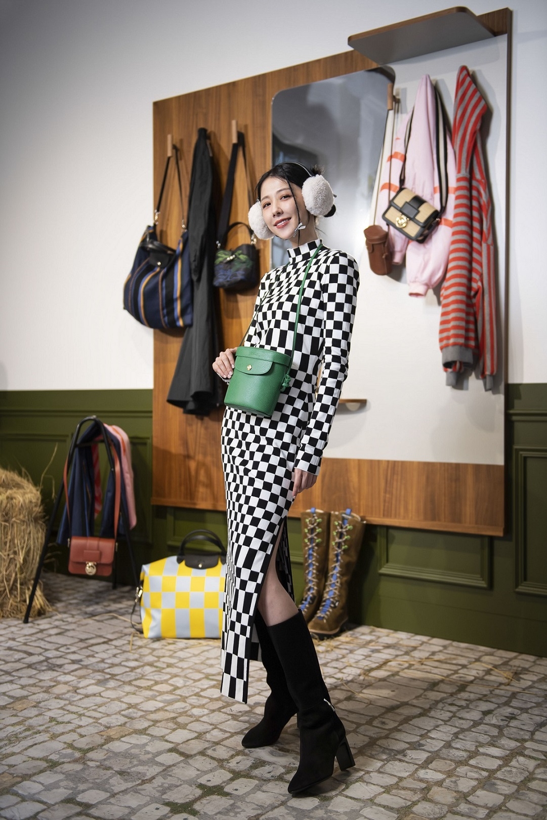 邵雨薇穿著Longchamp 2023秋冬穿上充滿女人味的穿著黑白棋盤格紋長裙,肩背綠色迷你水桶包