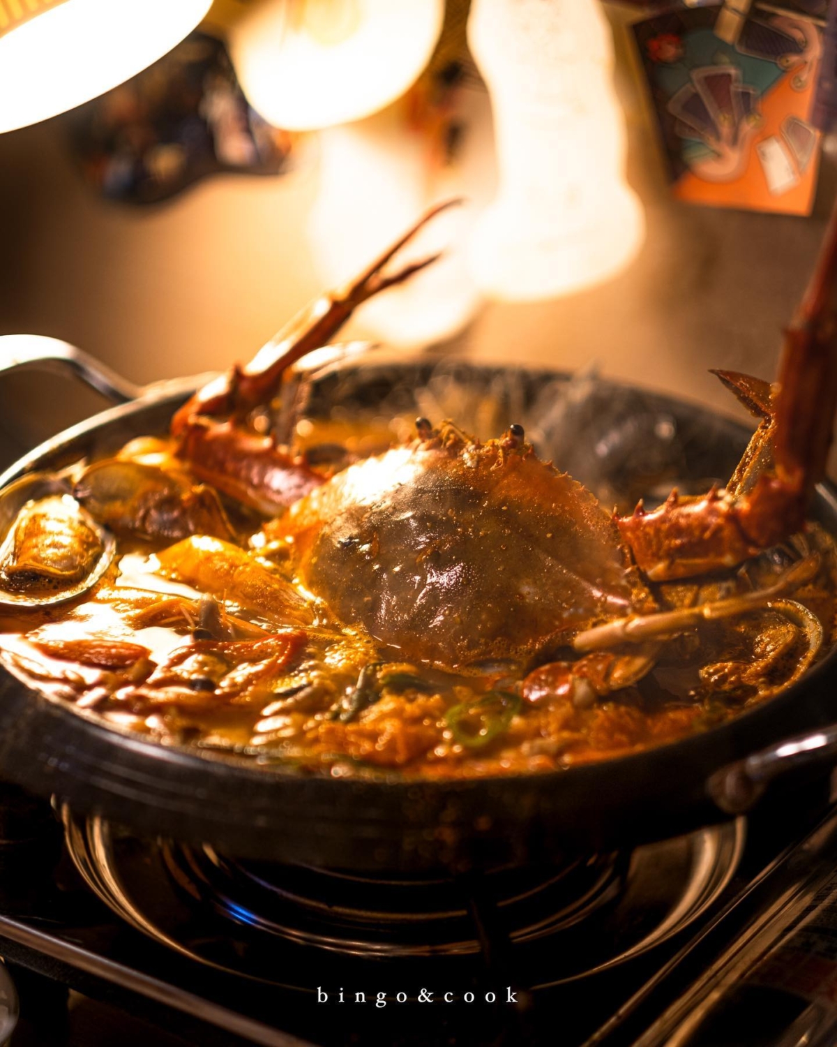 一整隻的螃蟹直接下鍋，湯底香辣濃郁，令人回味不已。