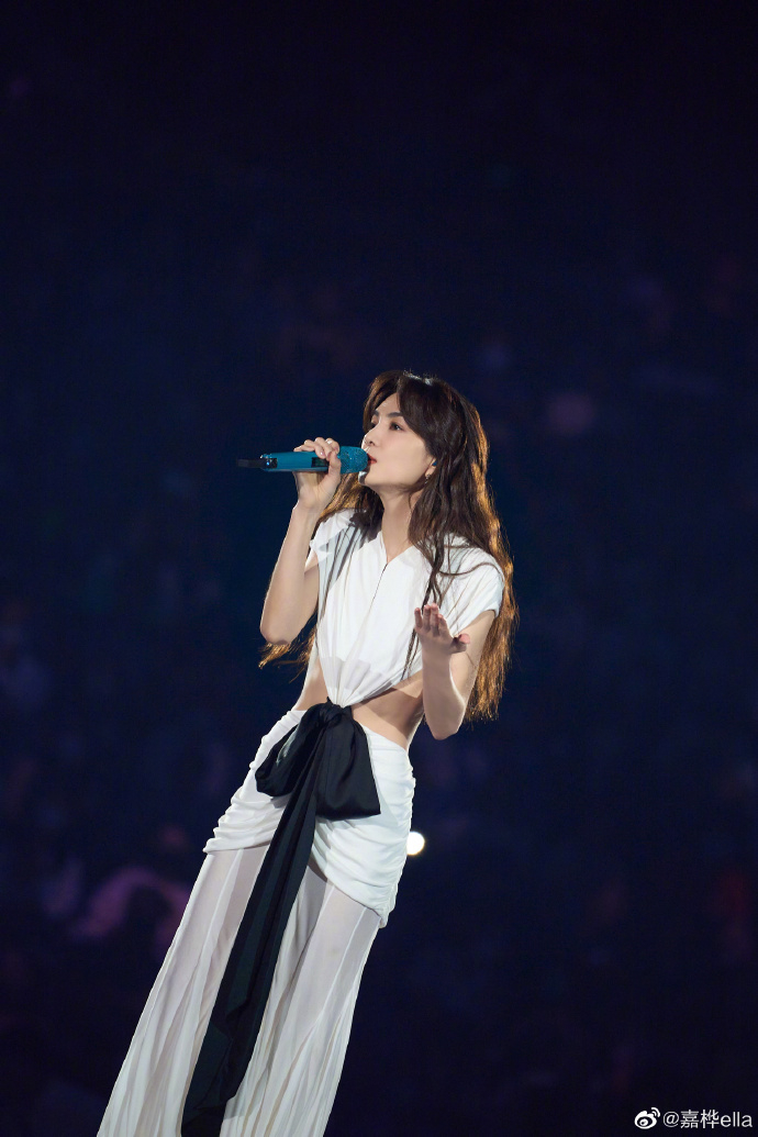 Ella穿著露腰洋裝展現身材。