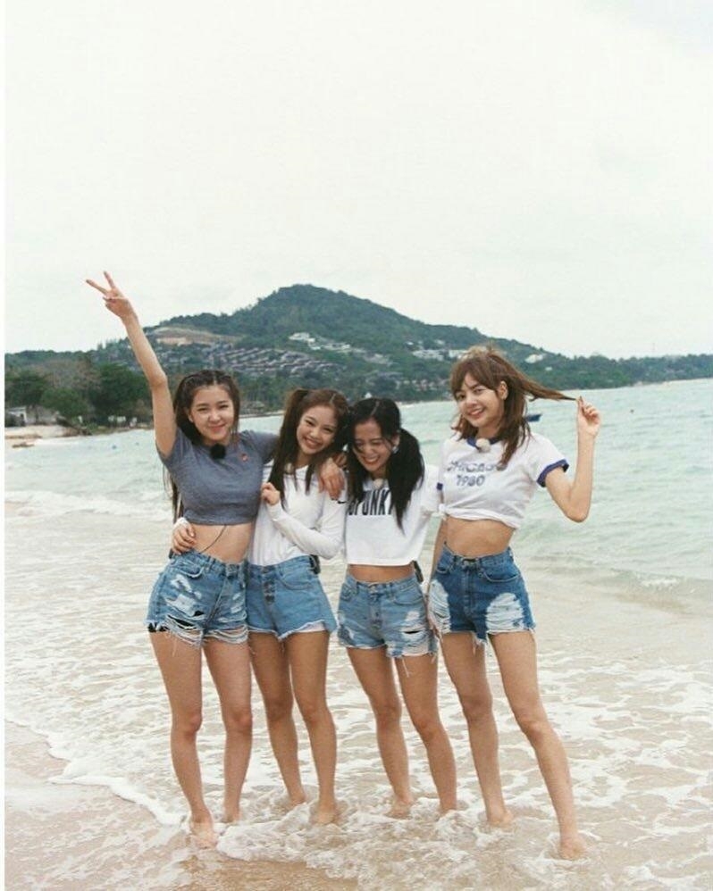 Rose、Jennie、Jisoo和Lisa當年合照