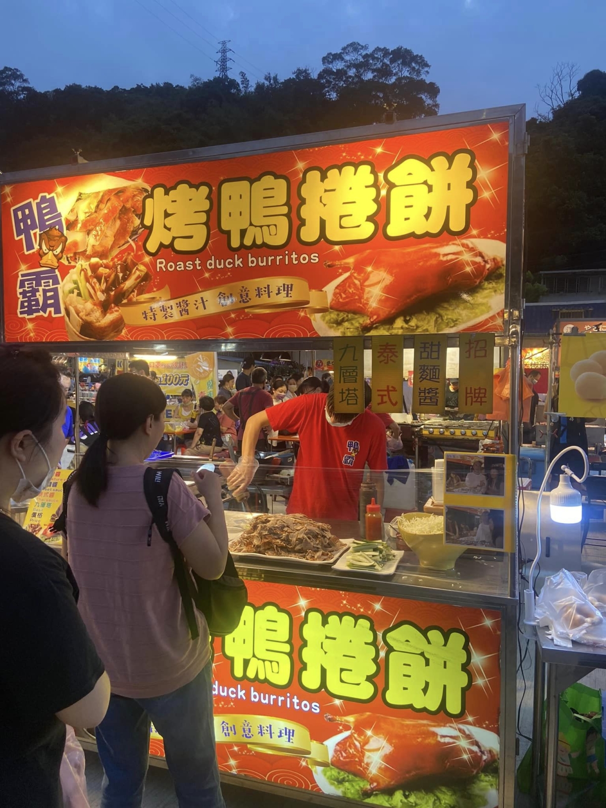 「暖暖親水公園夜市」的人氣攤位有:燒肉刈包、烤鴨捲餅、地瓜球、港式燒賣、韓式炸雞、深坑臭豆腐&炸雞排