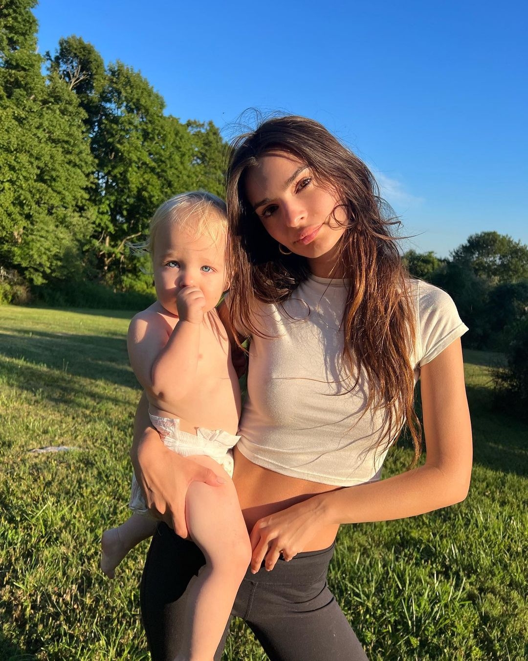 辣模 Emily Ratajkowski 演繹 ÉTERNE 上衣