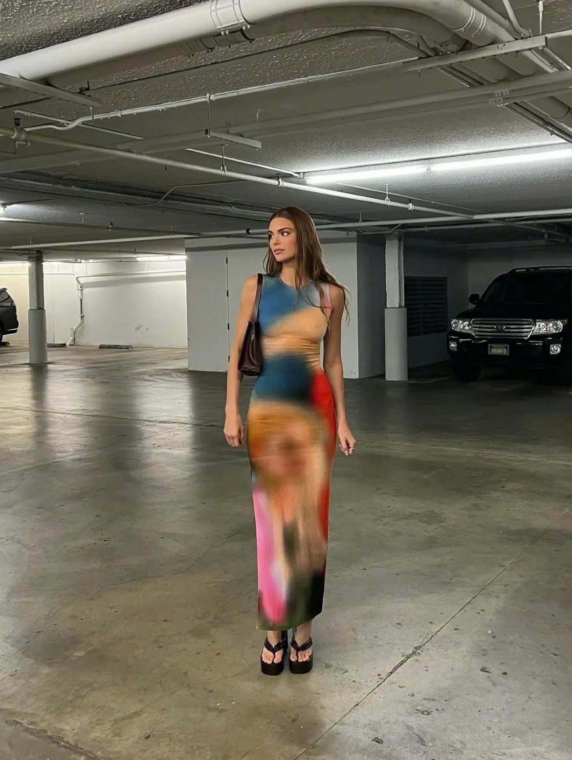 Kendall Jenner 身穿LOEWE扎染長裙