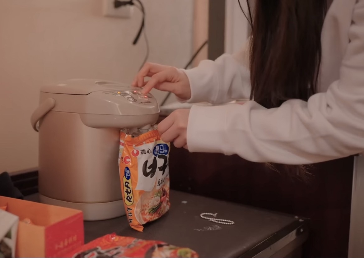 李多慧直接把熱水沖進泡麵塑膠包裝