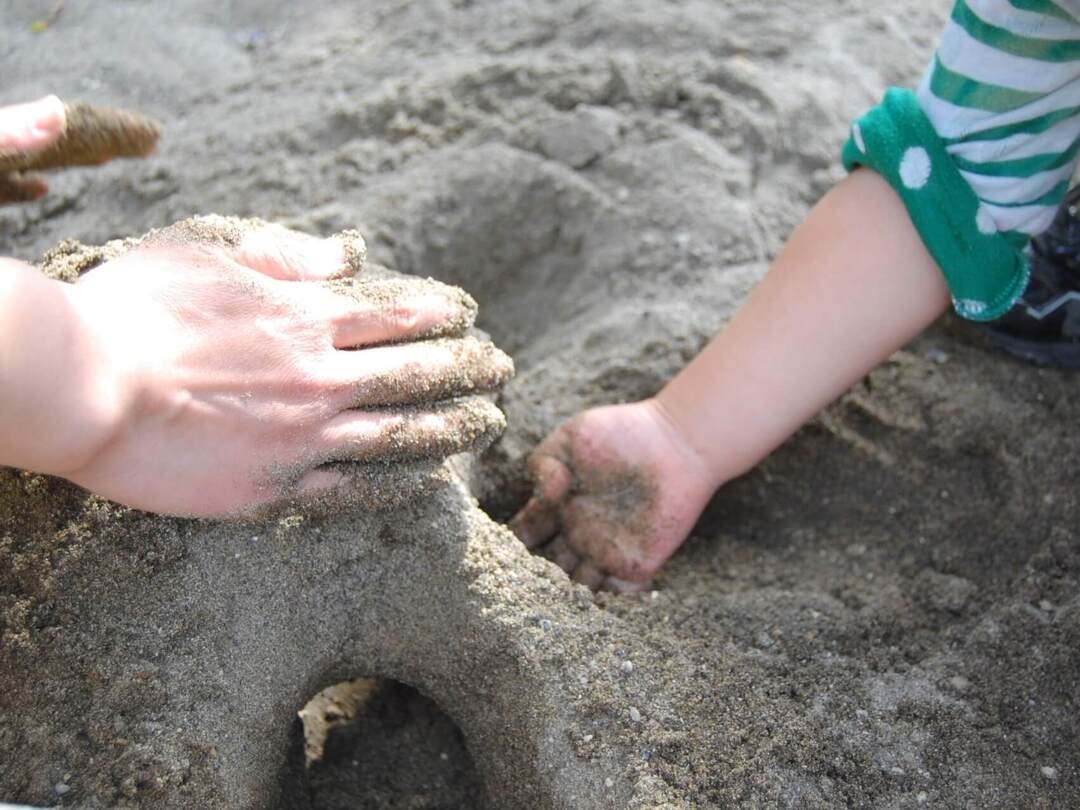 據了解該沙雕由父子3人聯合完成