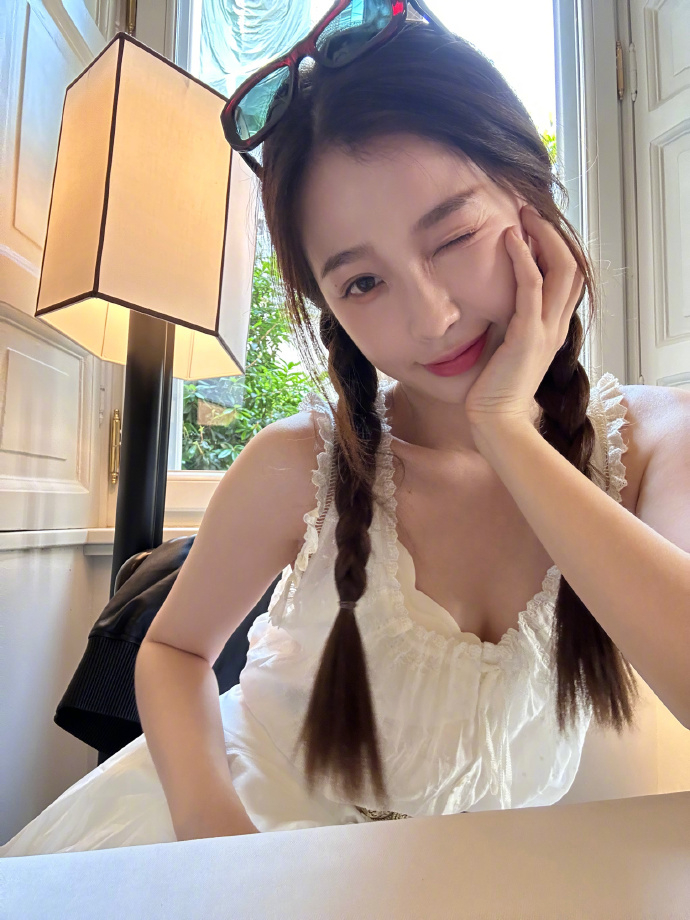 虞書欣露出俏皮的表情自拍。