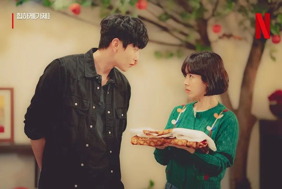 《時髦一點》韓志旼、李民基互動相當可愛。