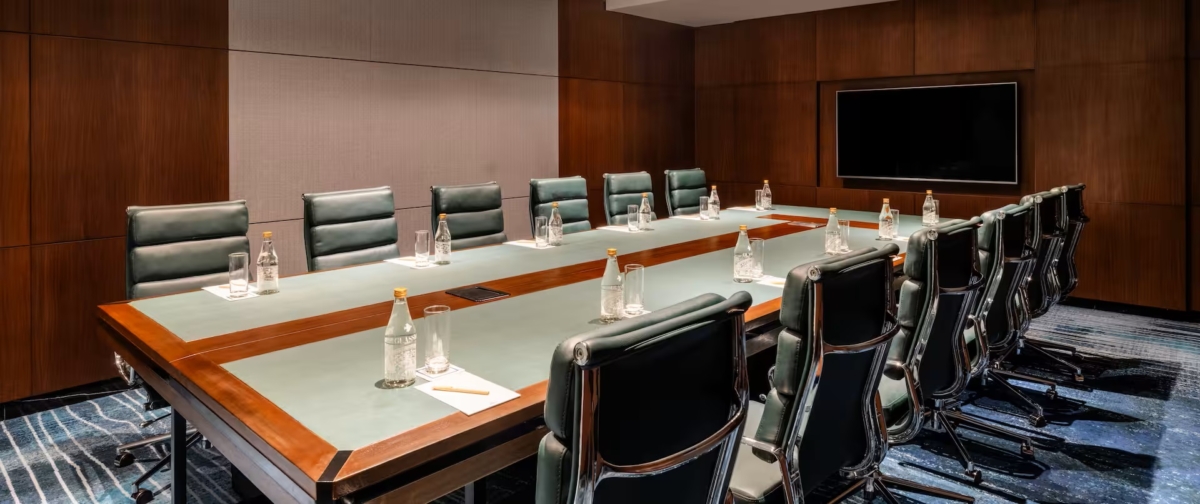 酒店提供的會議室給人沉穩的感覺。
