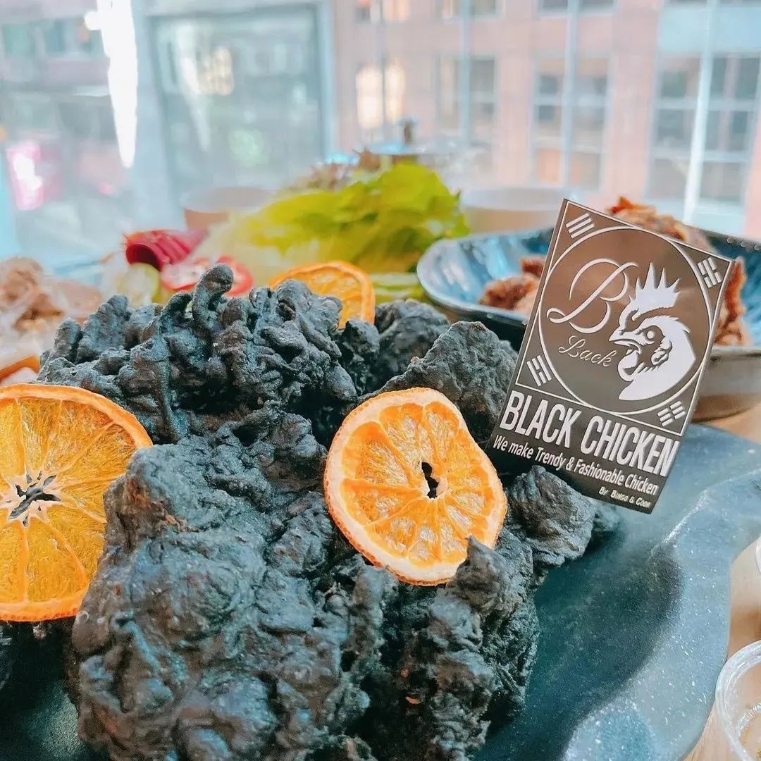 黑嚕嚕的墨汁炸雞光看就令人驚艷！