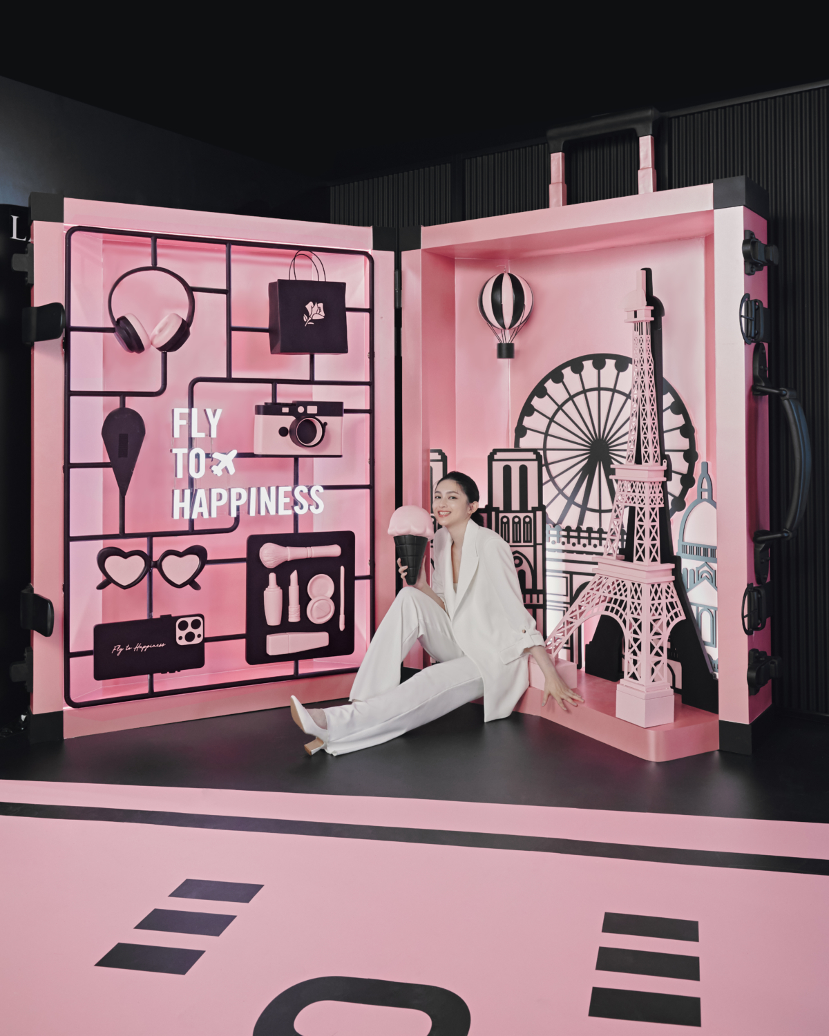 收進巴黎鐵塔、聖母大教堂、凱旋門、巴黎摩天輪等美景的「幸福粉紅行李箱」