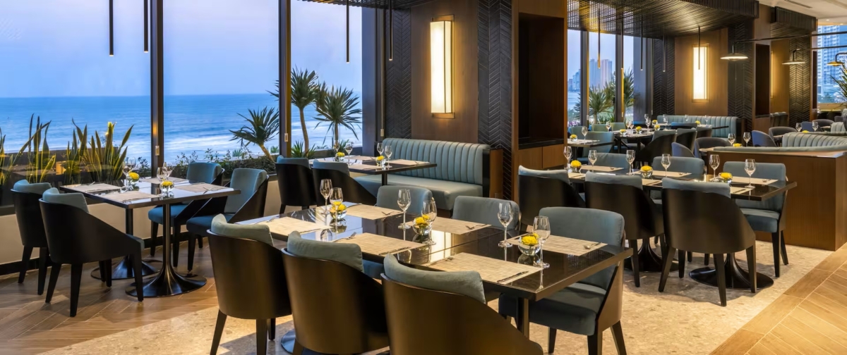 「峴港希爾頓花園酒店」餐廳也可以遠眺海景。