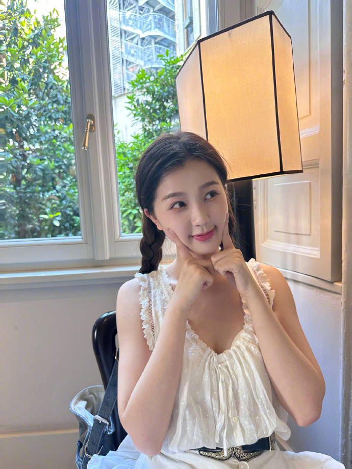 虞書欣皮膚好到彷彿可以掐出水來。