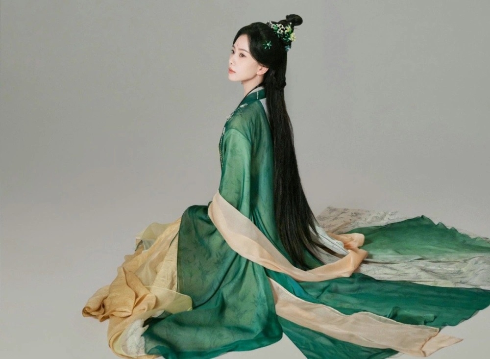 劉詩詩側臉絕美。