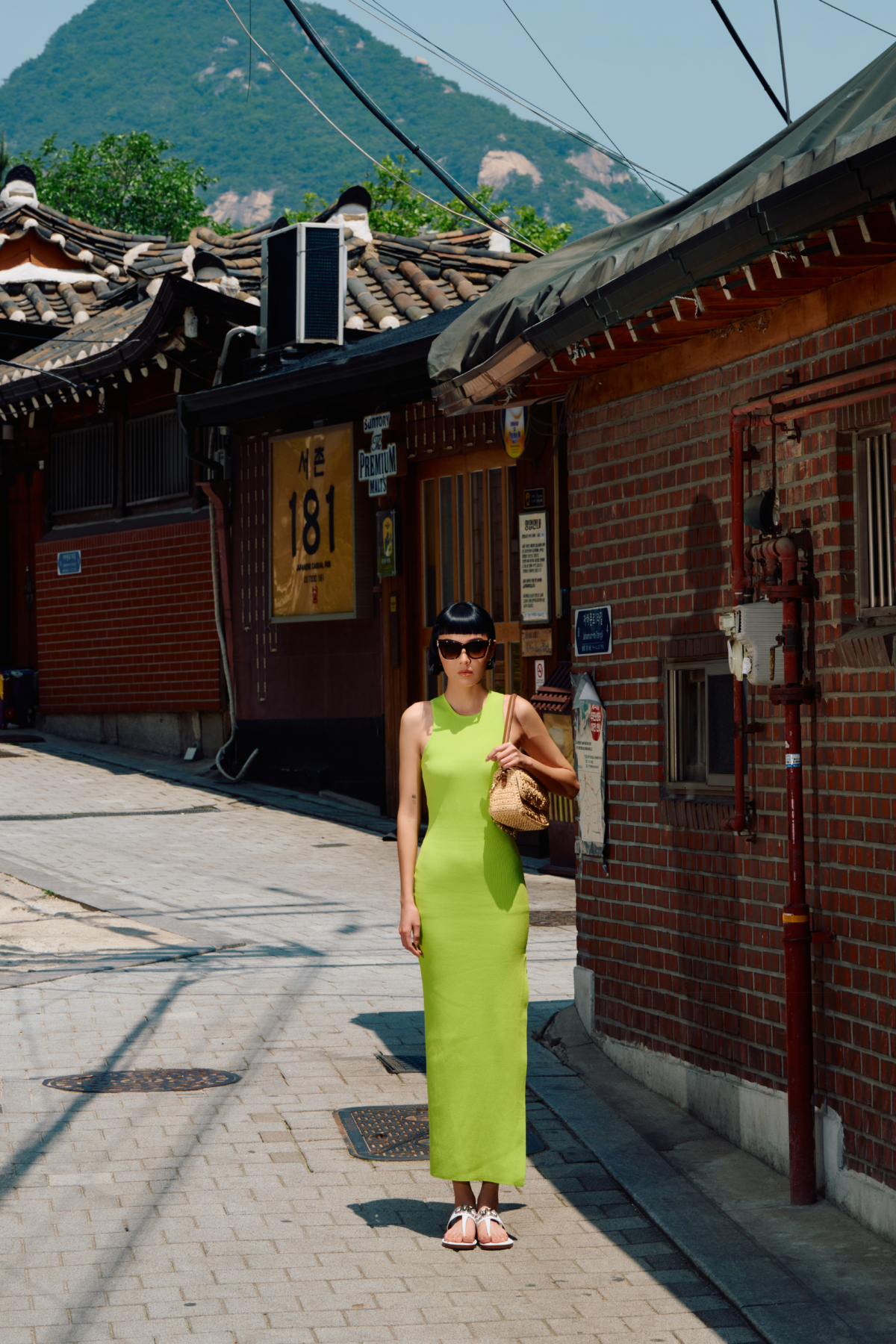 李函身著MICHAEL Michael Kors 2023春夏系列萊姆綠削肩開岔洋裝