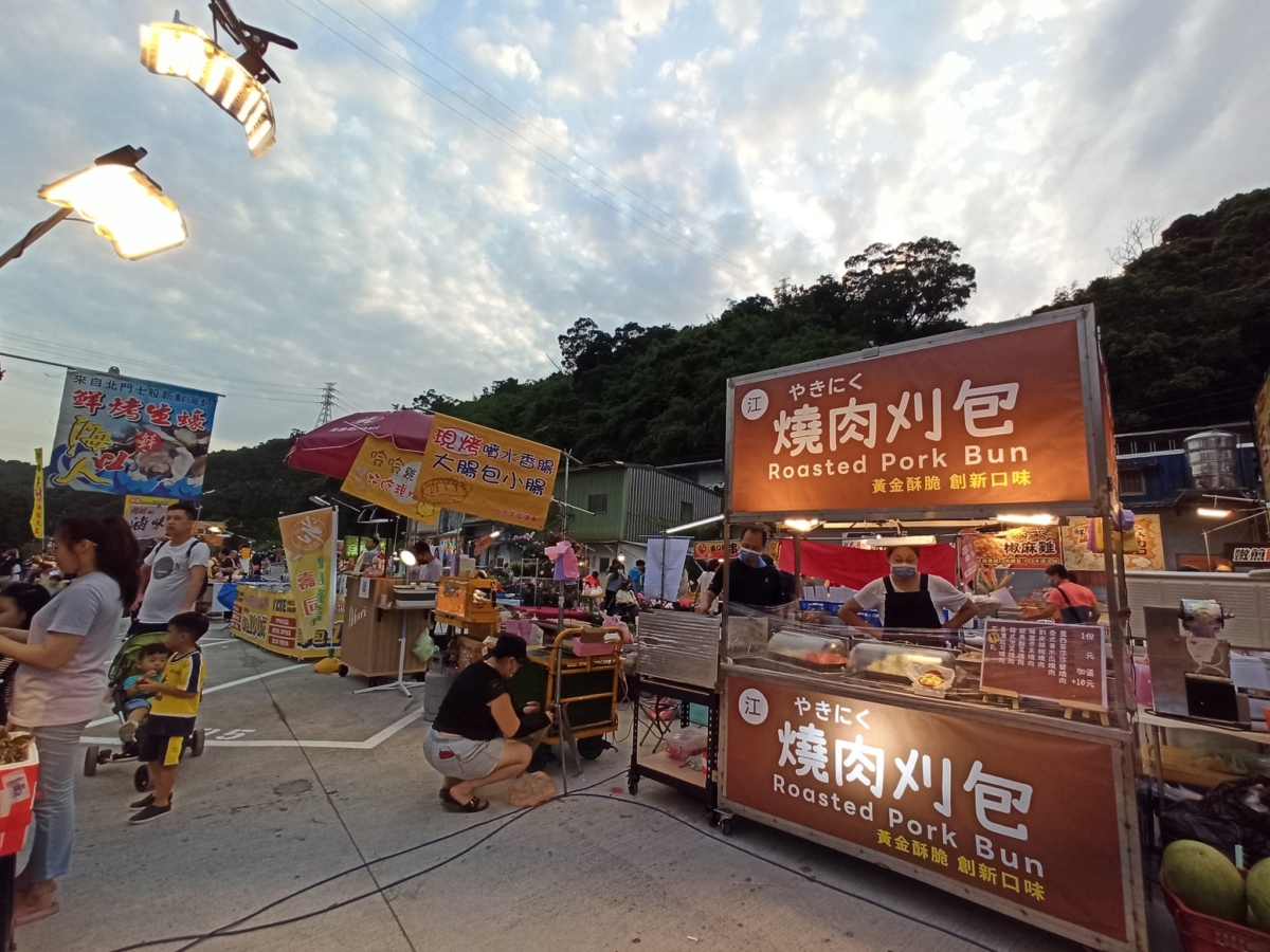 「暖暖親水公園夜市」的人氣攤位有:燒肉刈包、烤鴨捲餅、地瓜球、港式燒賣、韓式炸雞、深坑臭豆腐&炸雞排