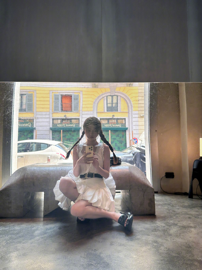 虞書欣自拍露出一雙纖細美腿。