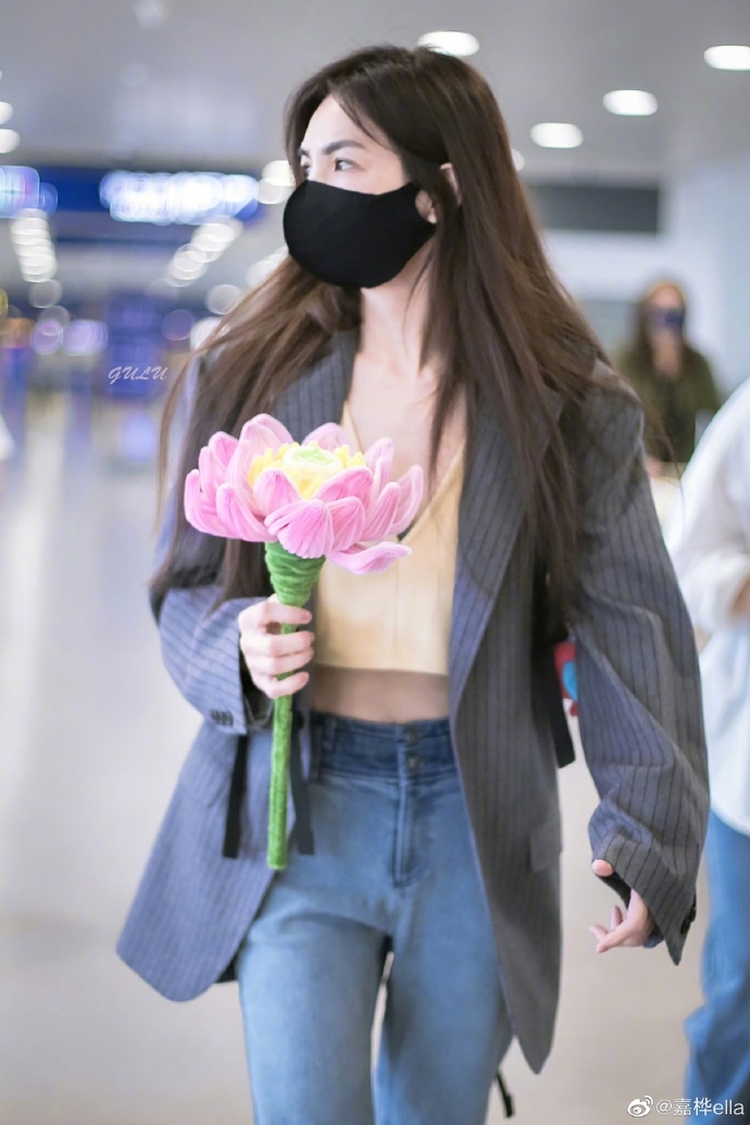 Ella疑惑望向粉絲。