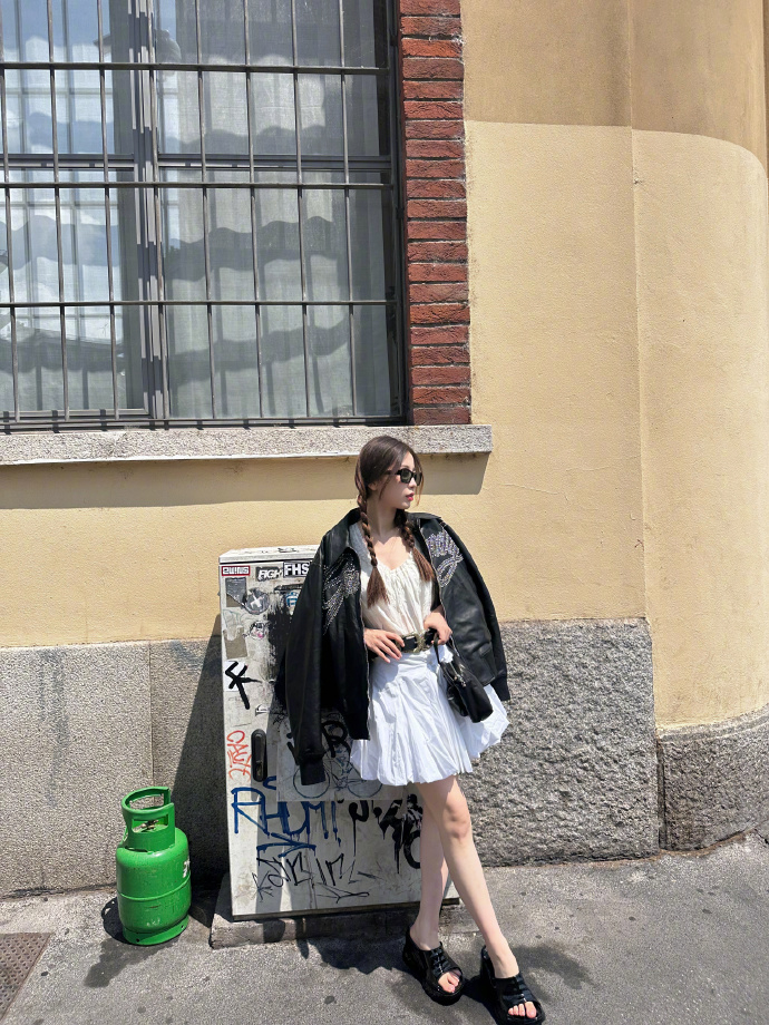 虞書欣在法國巴黎街拍，甜酷有型。