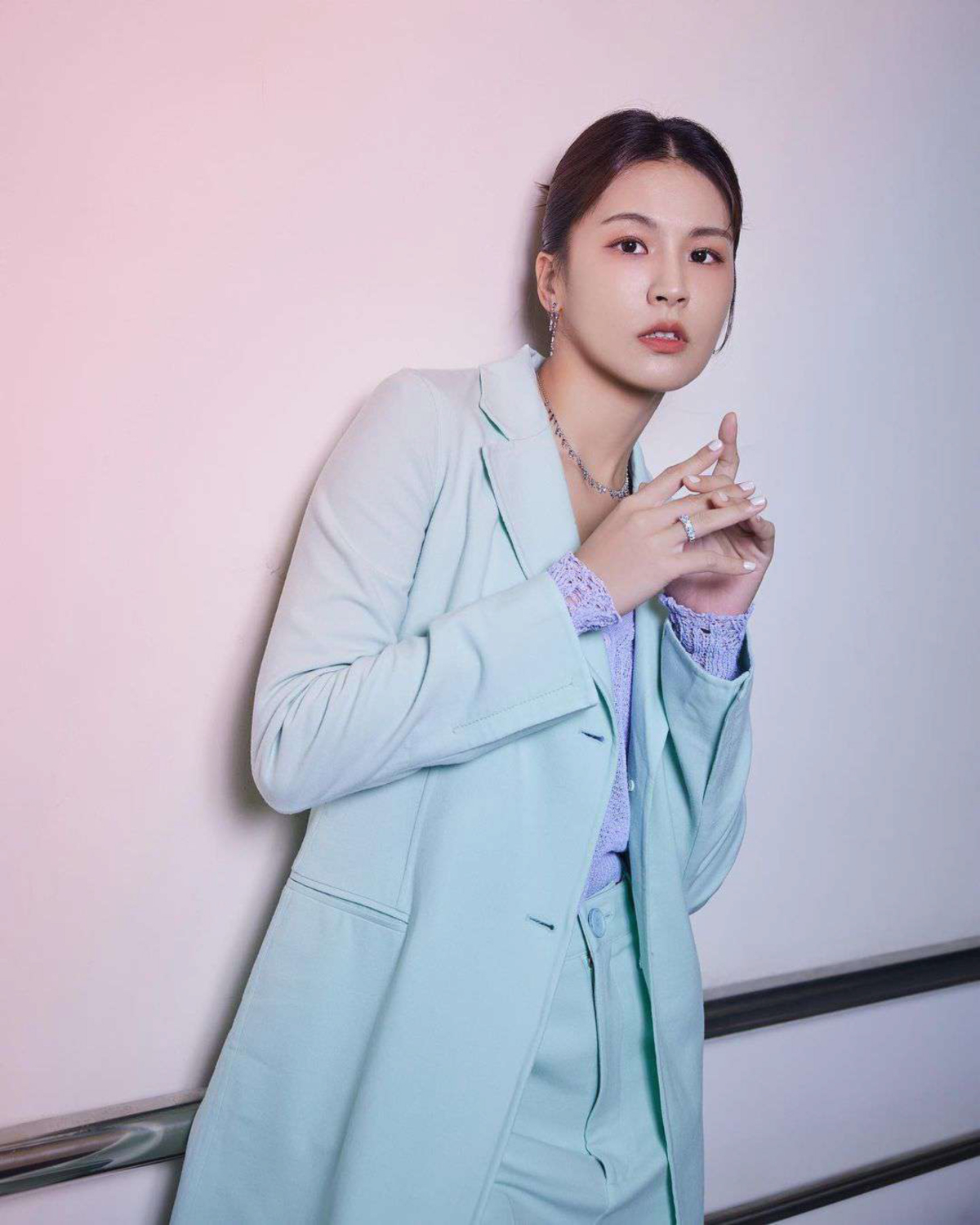 曾沛慈獻聲hito流行音樂獎,身穿SHANG XIA上下2023春夏系列演譯東方美學浪漫