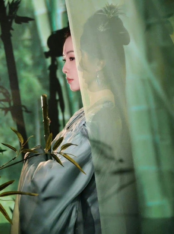 劉詩詩光露出側臉就美殺四方。