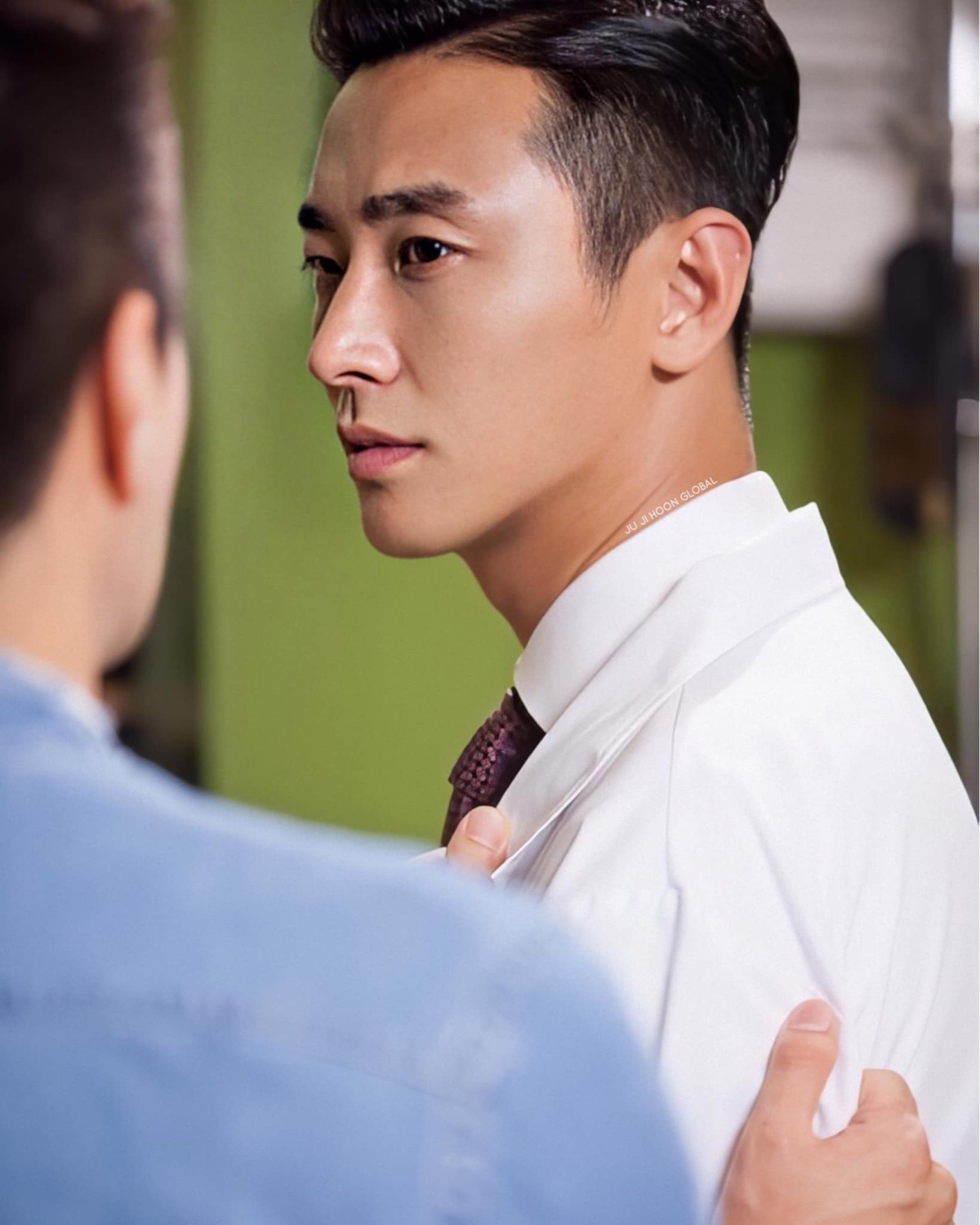 朱智勳披白袍模樣帥氣。