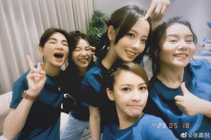 張嘉倪在《乘風2023》與其他女明星結為好友。