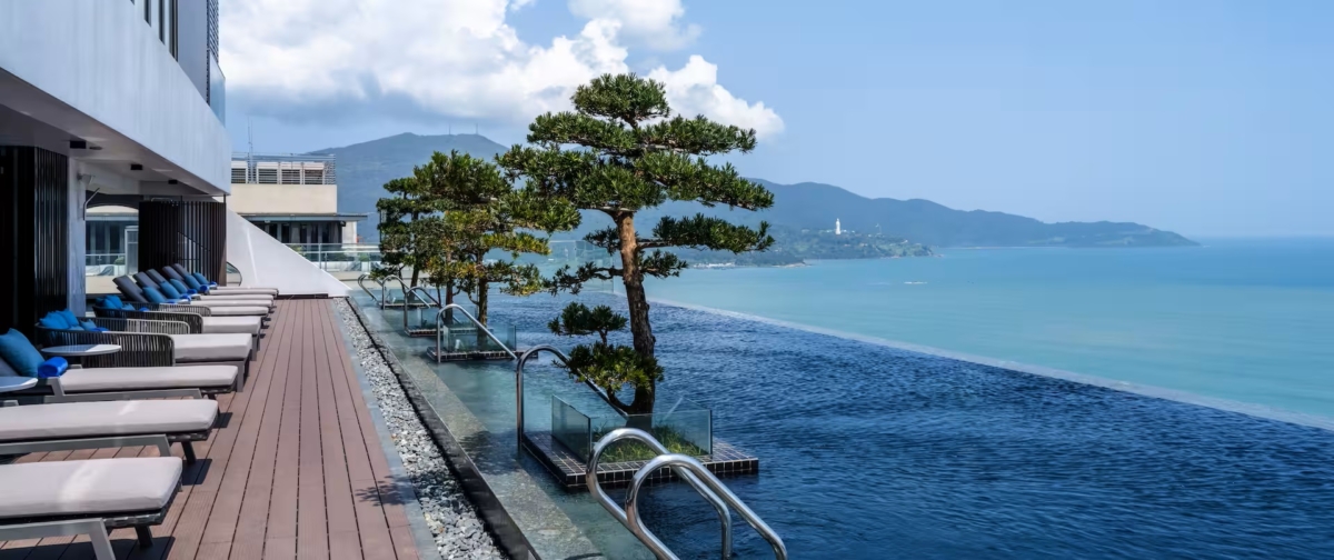 「峴港希爾頓花園酒店」無邊際泳池同樣是一大亮點。