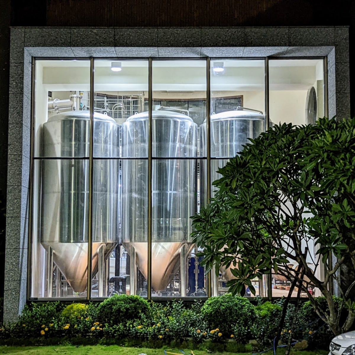 廠內的設備規劃月生產量可達100噸