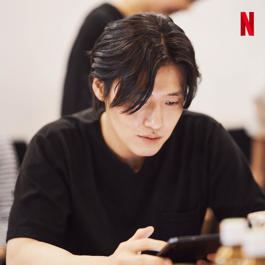 姜河那讀本時一臉嚴肅。