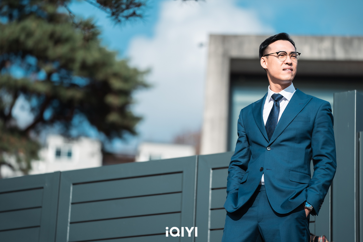 崔載林在劇中飾演斯文敗類,是對林智妍拳腳相向的混帳老公。