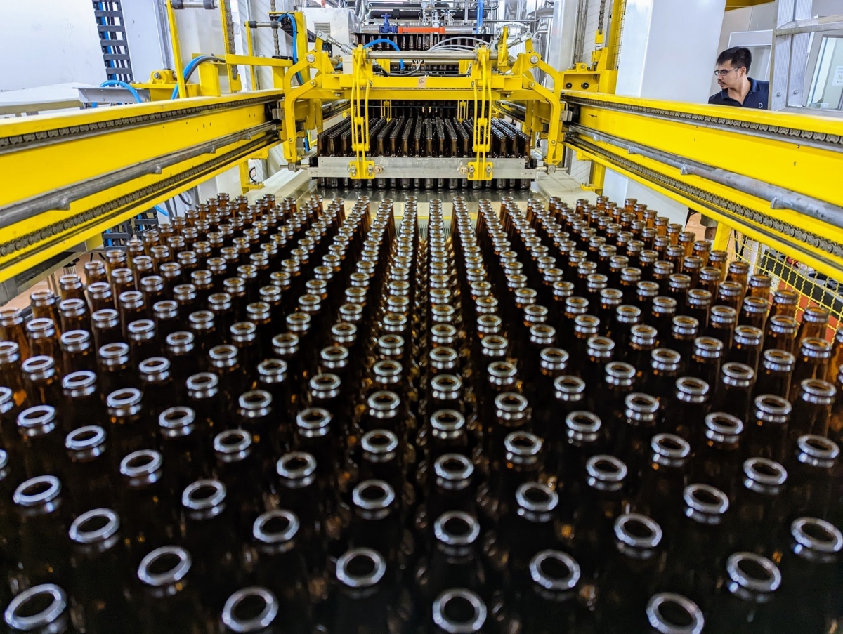 可以到生產線旁,聽講師講解如何打出一杯完美的生啤酒