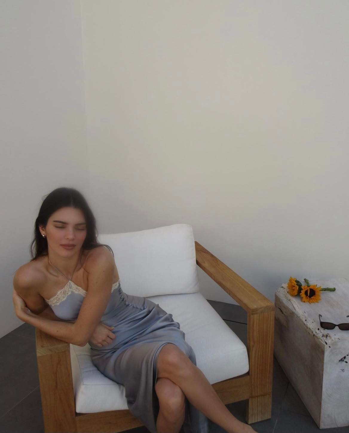 Kendall Jenner 穿上洋裝來自 Chloé 1998年春夏系列