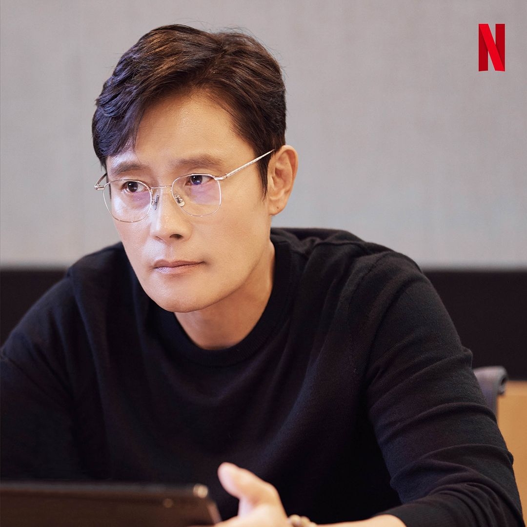 李秉憲戴著眼鏡出席讀本會。