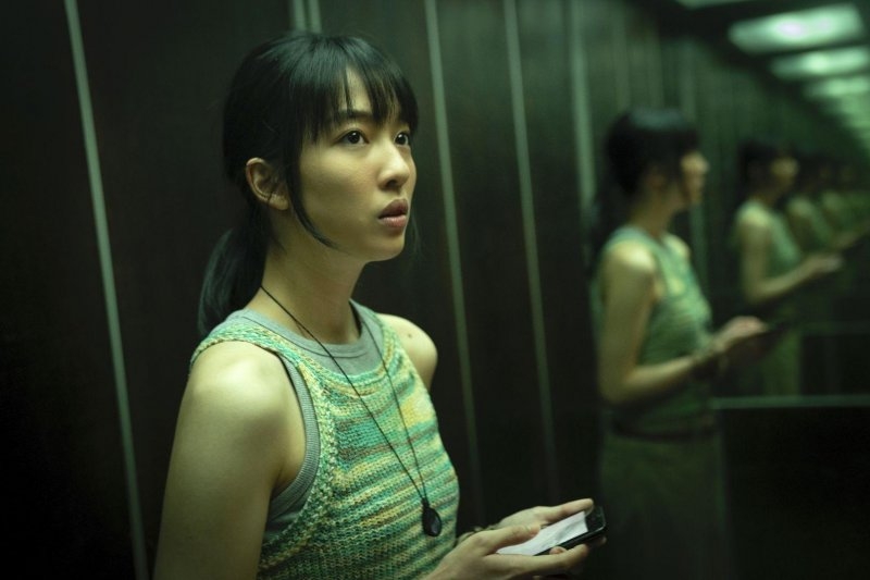 《女鬼橋2：怨鬼樓》虛構出文華大學，鬼電梯中以鏡子塑造多重空間。