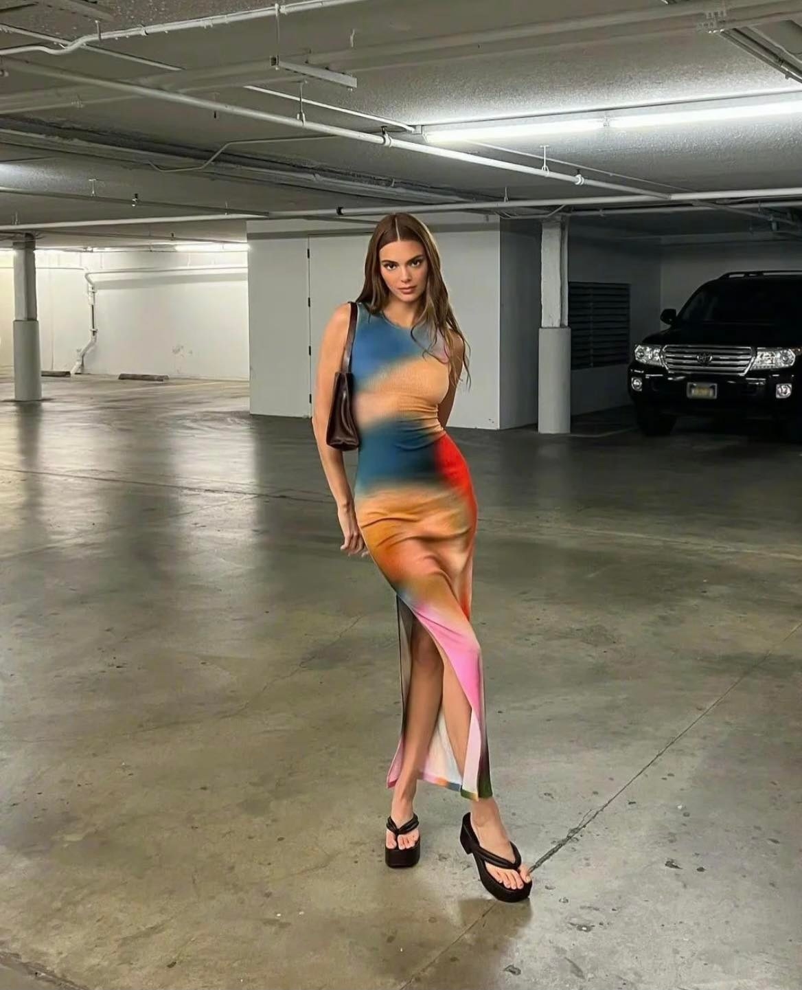 Kendall Jenner 身穿LOEWE扎染長裙