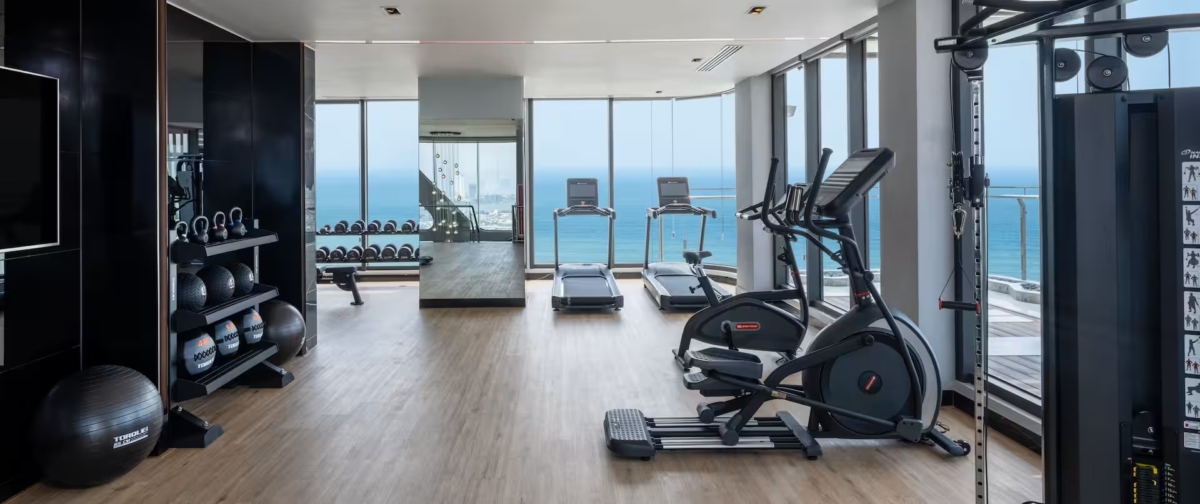 「峴港希爾頓花園酒店」健身房寬敞明亮。