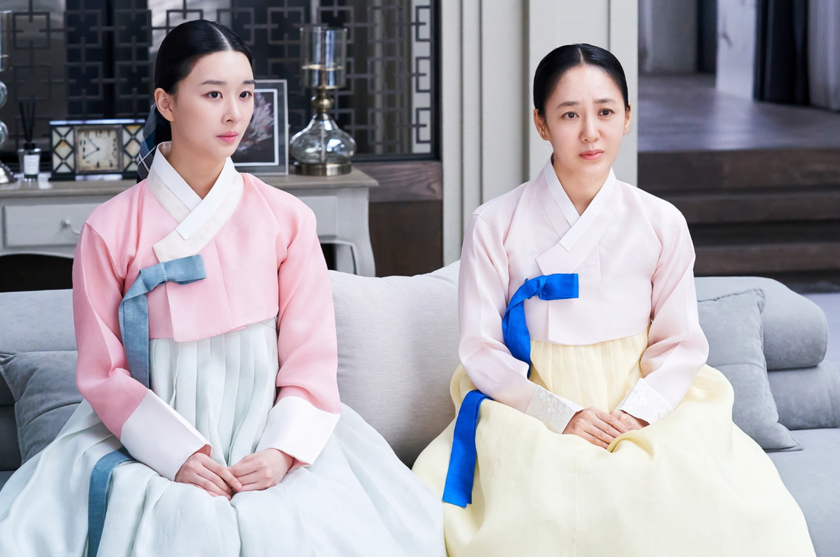 「榴蓮」婆媳穿越到了現代，天馬行空的劇情腦洞大開。