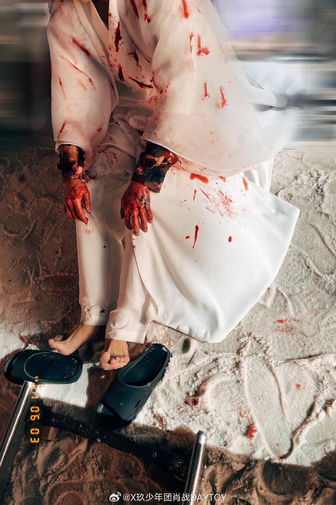 肖戰在《玉骨遙》的血肉糢糊照令人心驚。